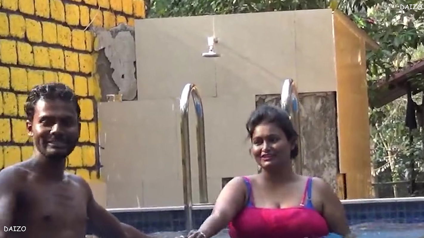 Swimming pool me mooti gand ko chod diya