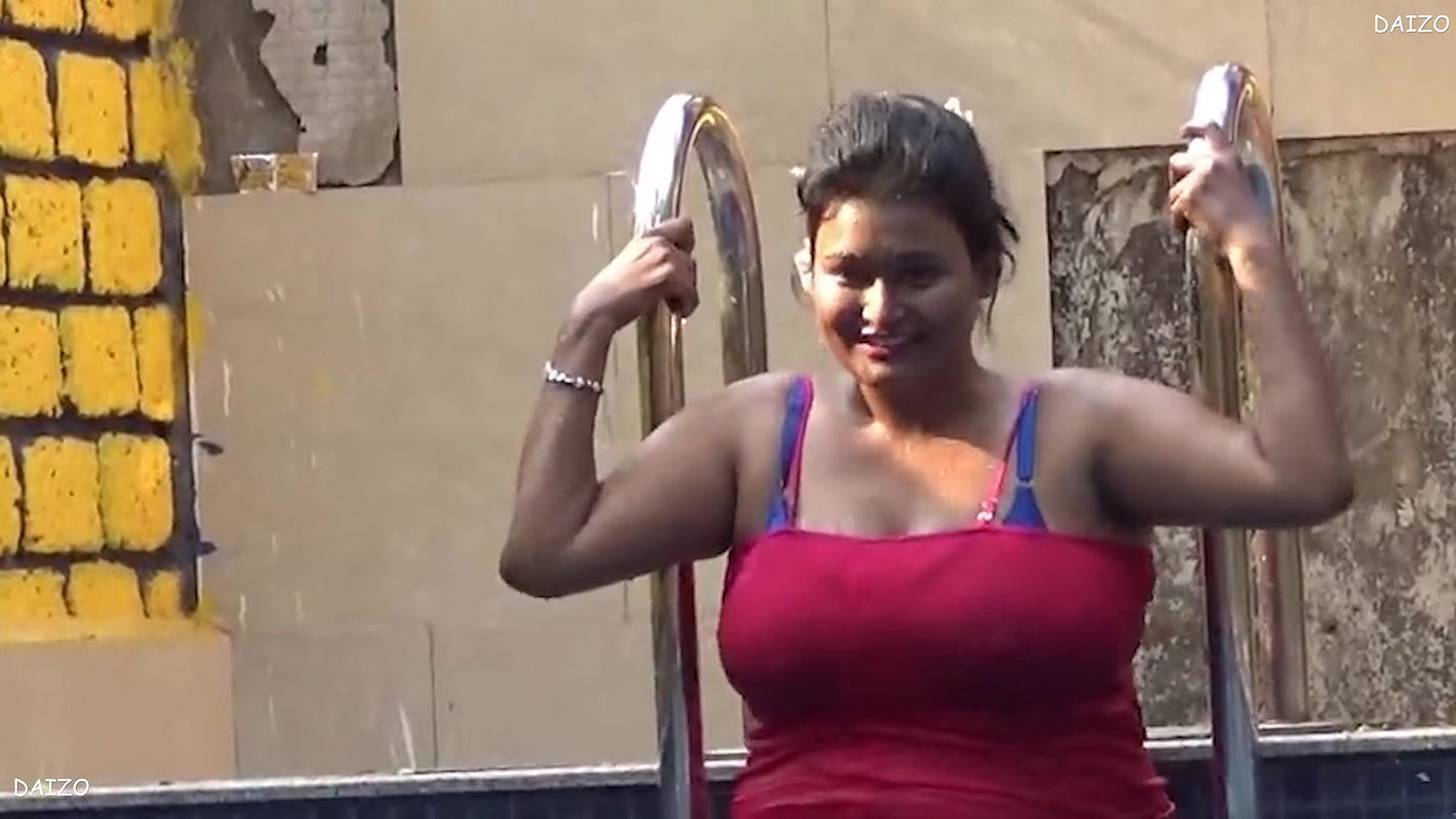 Swimming pool me mooti gand ko chod diya