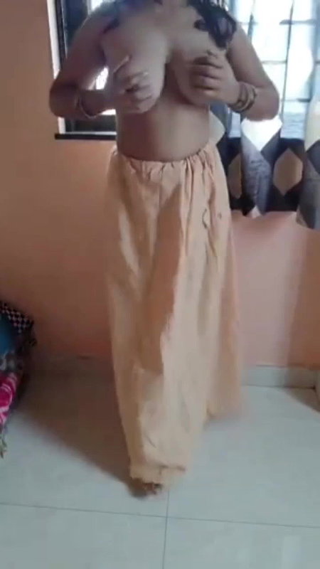 Beautiful Bhabhi Saree Strip Dance 22