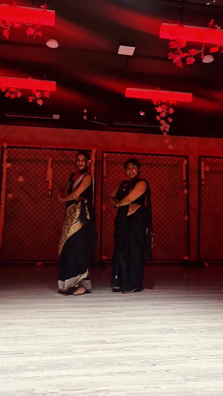 chubby desi lady deep navel and boob dance in black saree 22