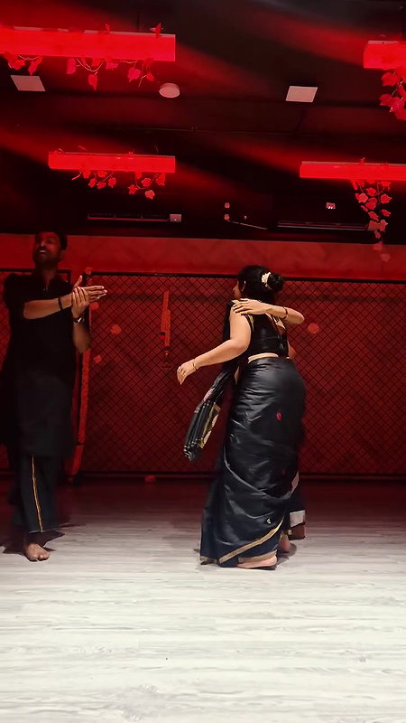 chubby desi lady deep navel and boob dance in black saree 22