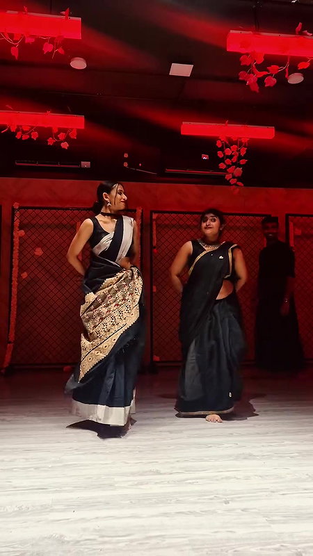 chubby desi lady deep navel and boob dance in black saree 22