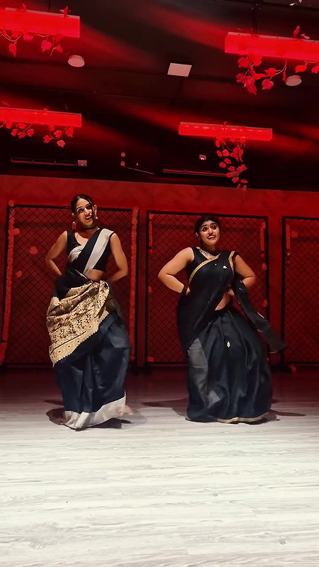 chubby desi lady deep navel and boob dance in black saree 22