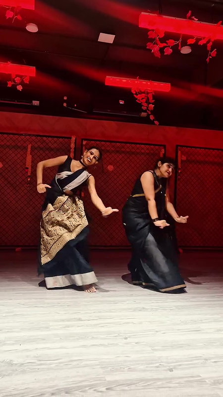 chubby desi lady deep navel and boob dance in black saree 22