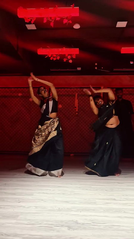 chubby desi lady deep navel and boob dance in black saree 22