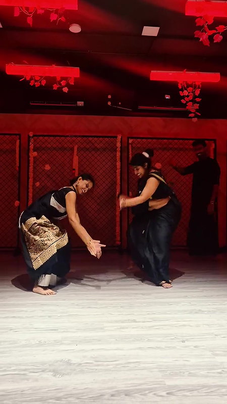 chubby desi lady deep navel and boob dance in black saree 22