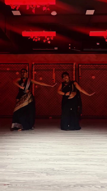 chubby desi lady deep navel and boob dance in black saree 22