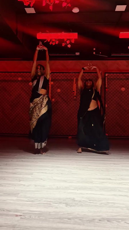 chubby desi lady deep navel and boob dance in black saree 22