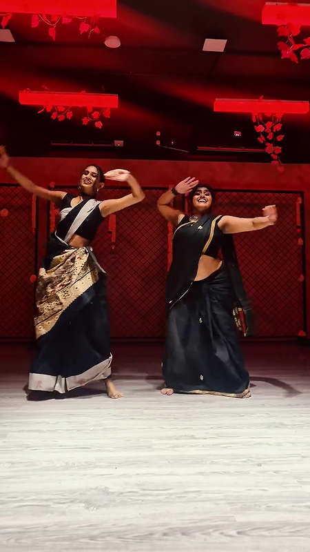 chubby desi lady deep navel and boob dance in black saree 22