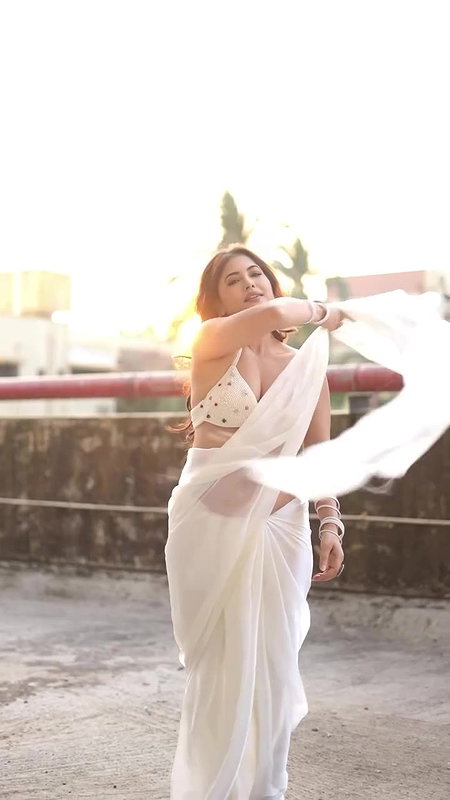 POONAM RAJPUT SENSUOUS DESIRABLE WIFE MATERIAL WILD IN SAREE TEASE 22