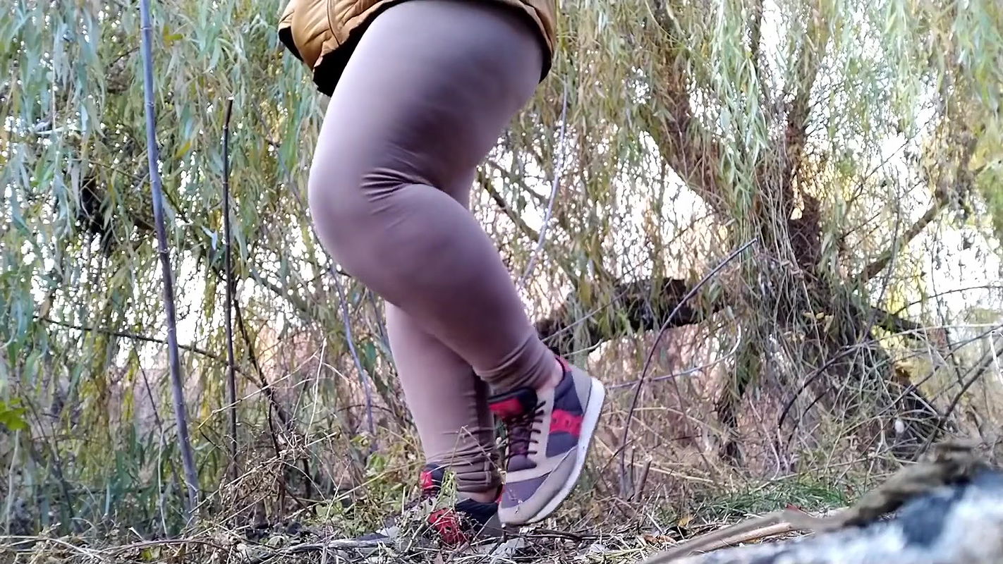 MILF in Tight Leggings Pees in Nature
