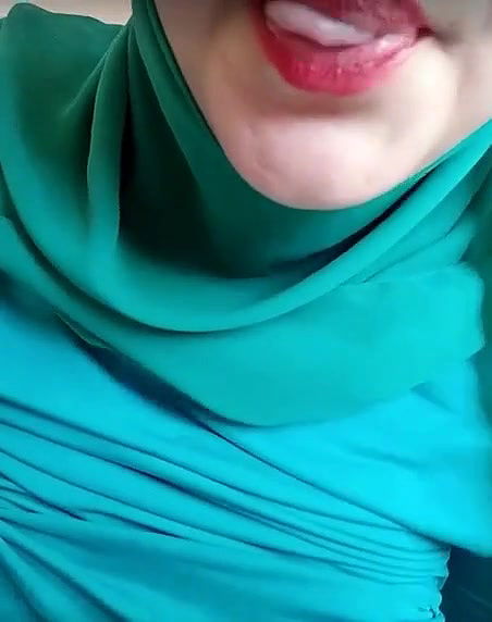 Hijabi Girl Sucks And Tastes Her Own Milk From Big Boobs