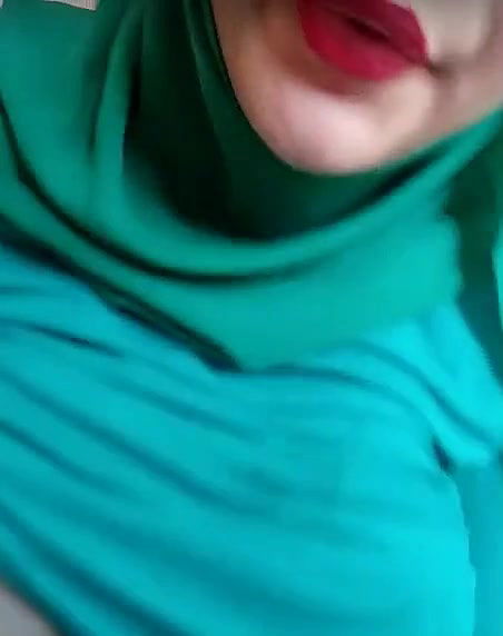 Hijabi Girl Sucks And Tastes Her Own Milk From Big Boobs