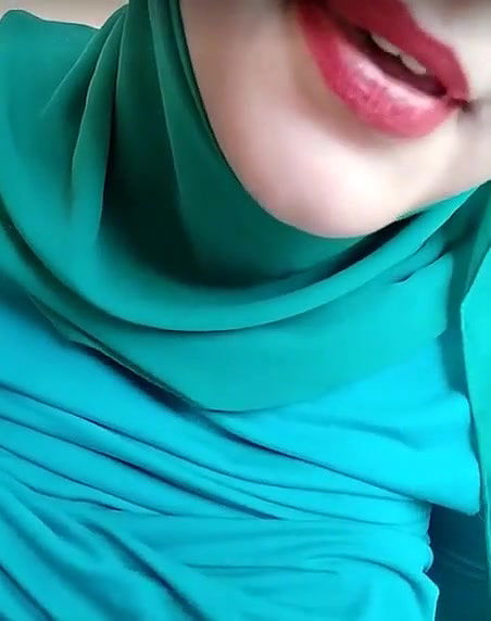 Hijabi Girl Sucks And Tastes Her Own Milk From Big Boobs