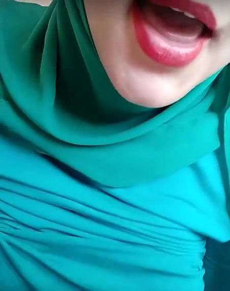Hijabi Girl Sucks And Tastes Her Own Milk From Big Boobs