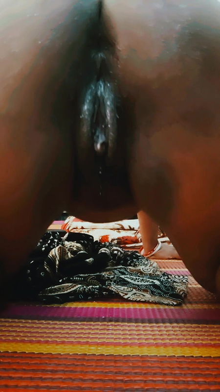 Boudi Using begun for her orgasm and squirting.