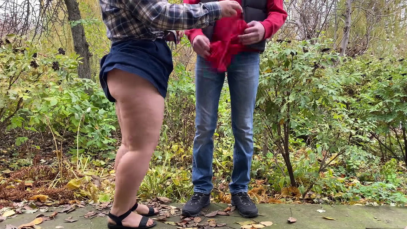 Curvy mother-in-law knows how to attract the attention of her lustful son-in-law.