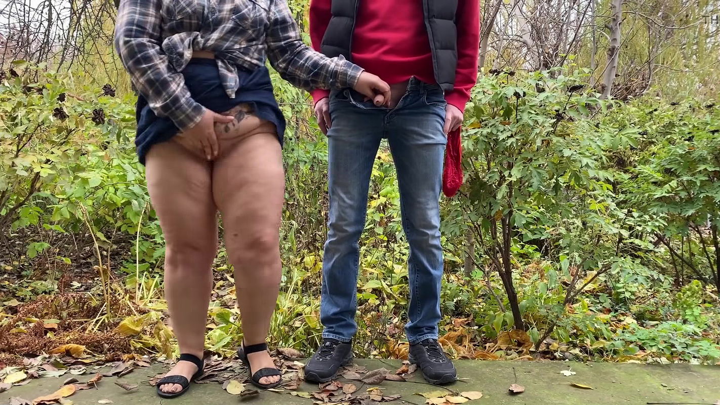 Curvy mother-in-law knows how to attract the attention of her lustful son-in-law.