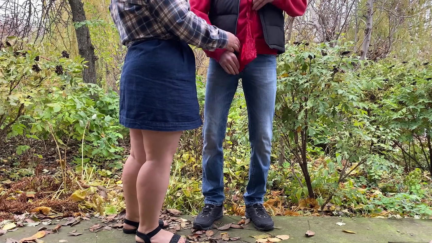 Curvy mother-in-law knows how to attract the attention of her lustful son-in-law.