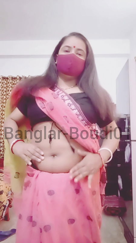 Desi sexy boudi wearing saree and try to seducing her audience.