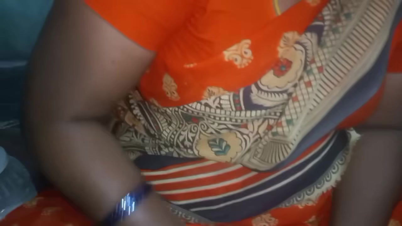 Indian tamil sexy saree aunty super boobs show