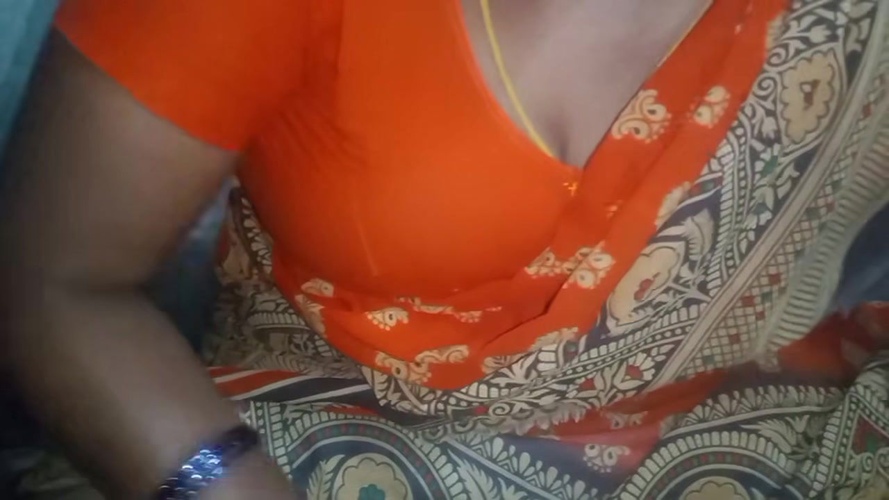 Indian tamil sexy saree aunty super boobs show