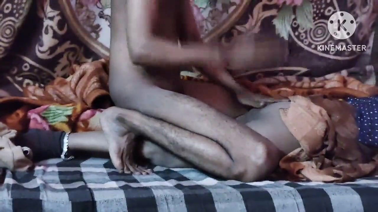 Gaon ke randi bhabhi ko daver ne tang uthakar choda