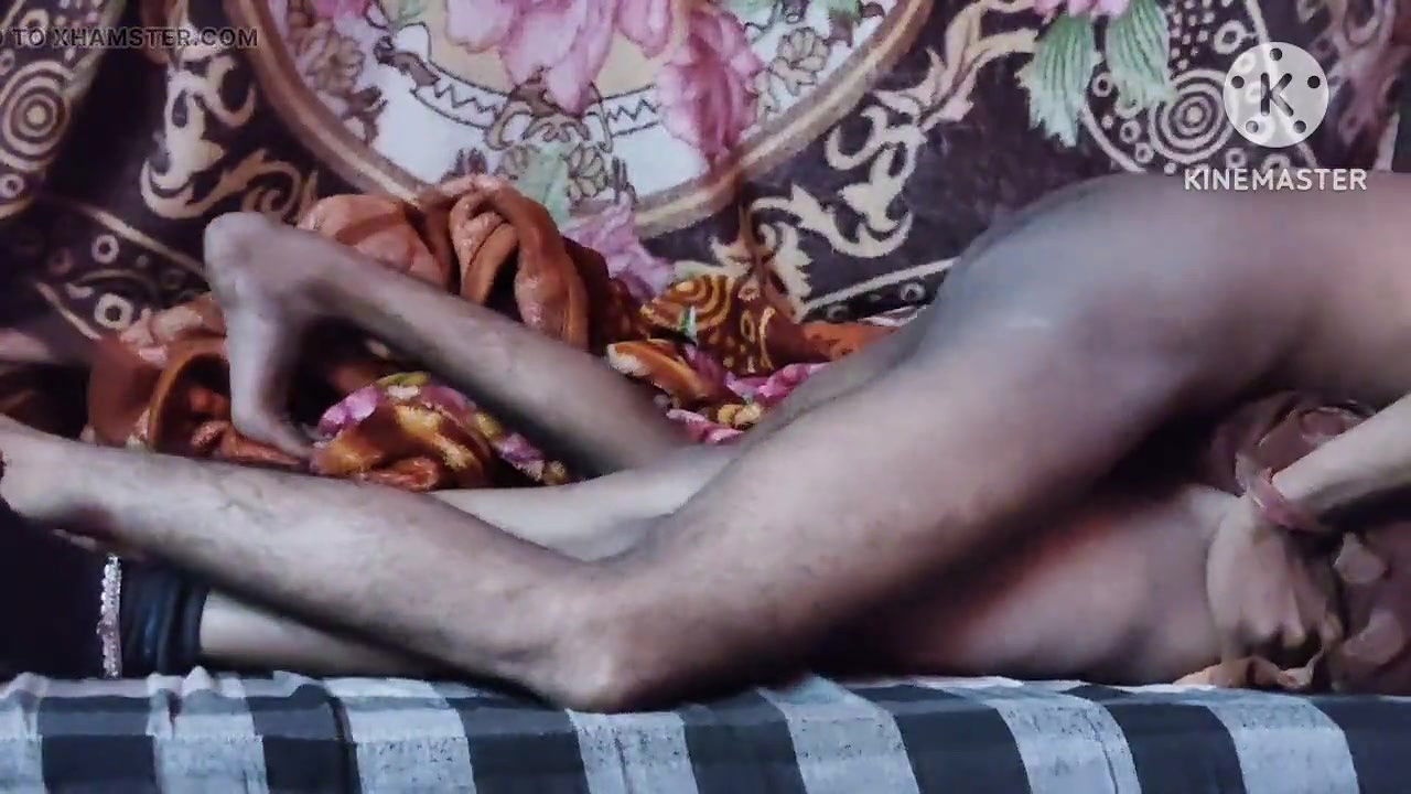 Gaon ke randi bhabhi ko daver ne tang uthakar choda