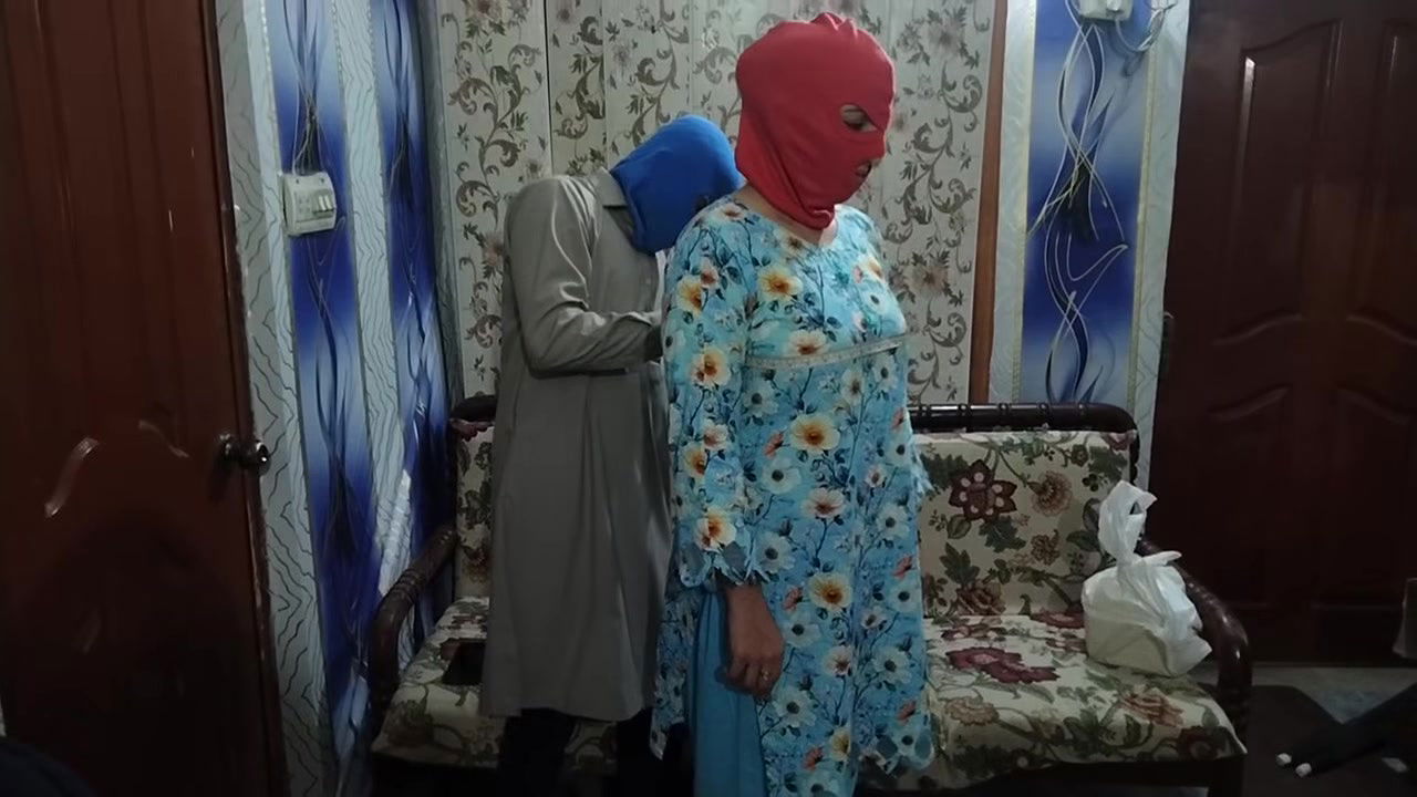 DISCOUNTED RATE ME SUIT BANWANE K LIYE TAILOR KO NAAP K SAATH PHUDDI BHI DENI PARI OR DARZI KI SARI MALAI APNE MAMMO PE NIKALWA DI