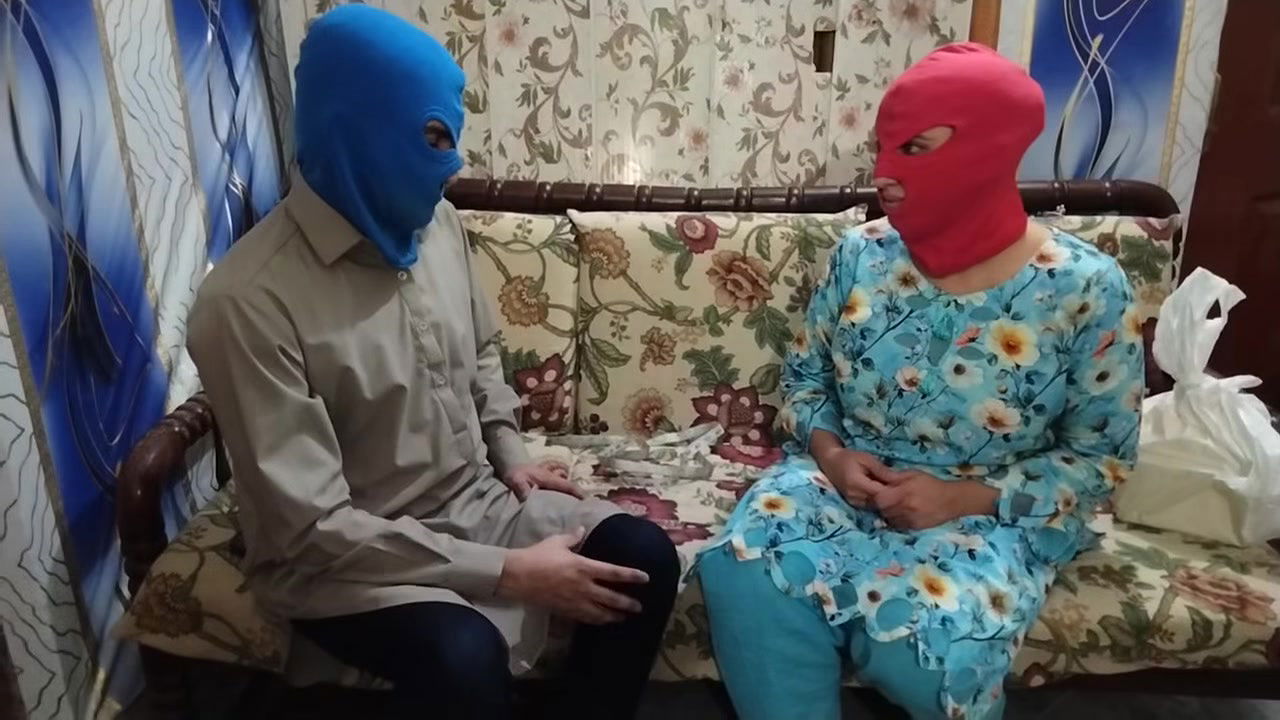 DISCOUNTED RATE ME SUIT BANWANE K LIYE TAILOR KO NAAP K SAATH PHUDDI BHI DENI PARI OR DARZI KI SARI MALAI APNE MAMMO PE NIKALWA DI