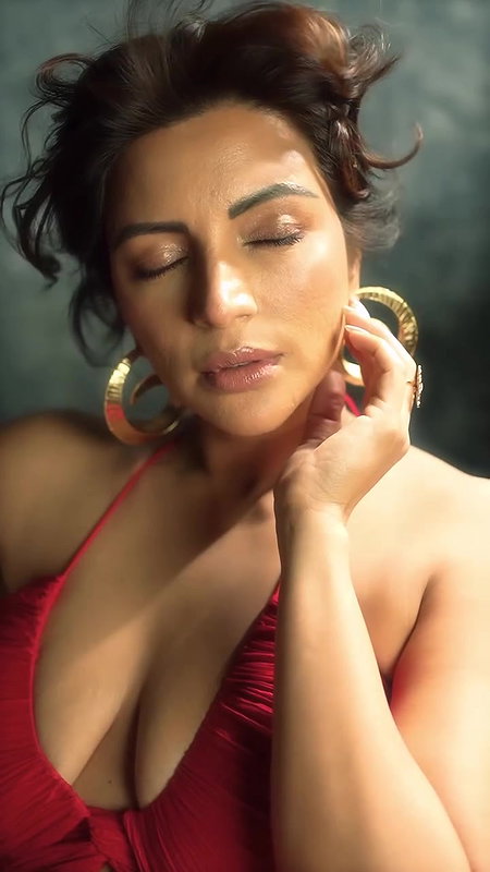 SHAMA SIKANDER BOLD TEMPTRESS YUMMY JUICY BOOBS AMPLE CLEAVAGE TEASE 22