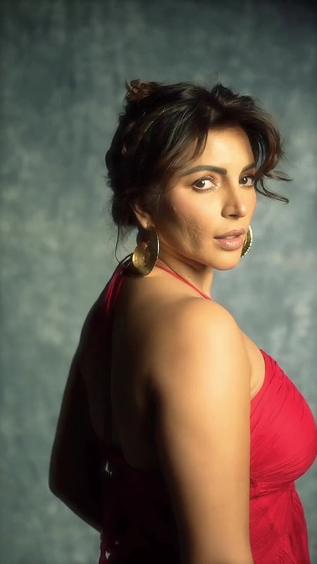 SHAMA SIKANDER BOLD TEMPTRESS YUMMY JUICY BOOBS AMPLE CLEAVAGE TEASE 22