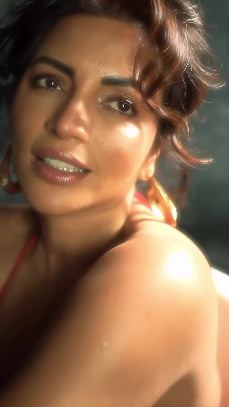 SHAMA SIKANDER BOLD TEMPTRESS YUMMY JUICY BOOBS AMPLE CLEAVAGE TEASE 22