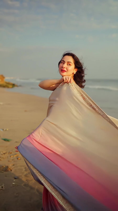 Hania Aamir MESMERIZING BEAUTY IN SAREE ON BEACH SHOOT HQ VIDEO 22