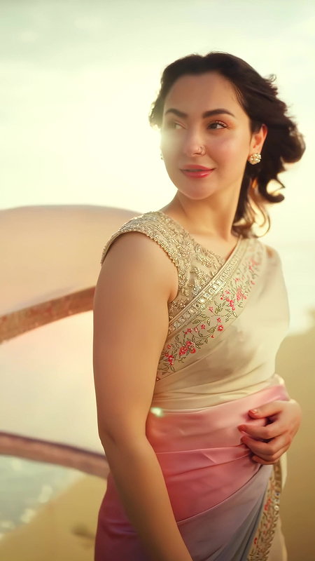 Hania Aamir MESMERIZING BEAUTY IN SAREE ON BEACH SHOOT HQ VIDEO 22