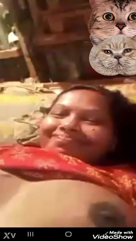 Bangladeshi Bhabhi Shows Her Boobs On VC