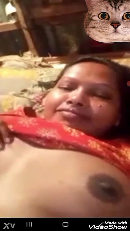 Bangladeshi Bhabhi Shows Her Boobs On VC