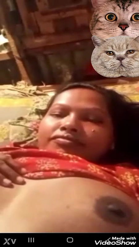Bangladeshi Bhabhi Shows Her Boobs On VC