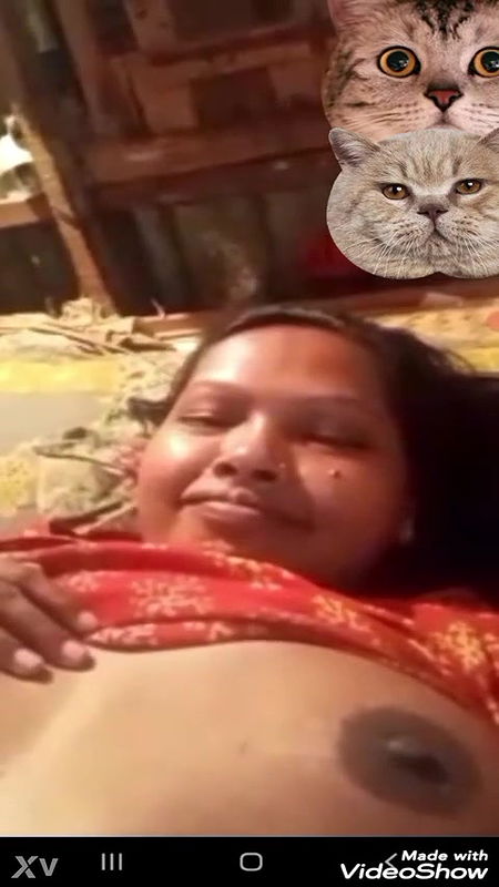 Bangladeshi Bhabhi Shows Her Boobs On VC