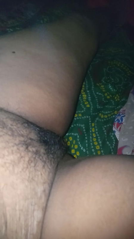 Bhabi ko rat me sote huye chod Diya ,Desi bhabi ko night me sote huye huye chod Diya bhabi soti rhi me chodta rha