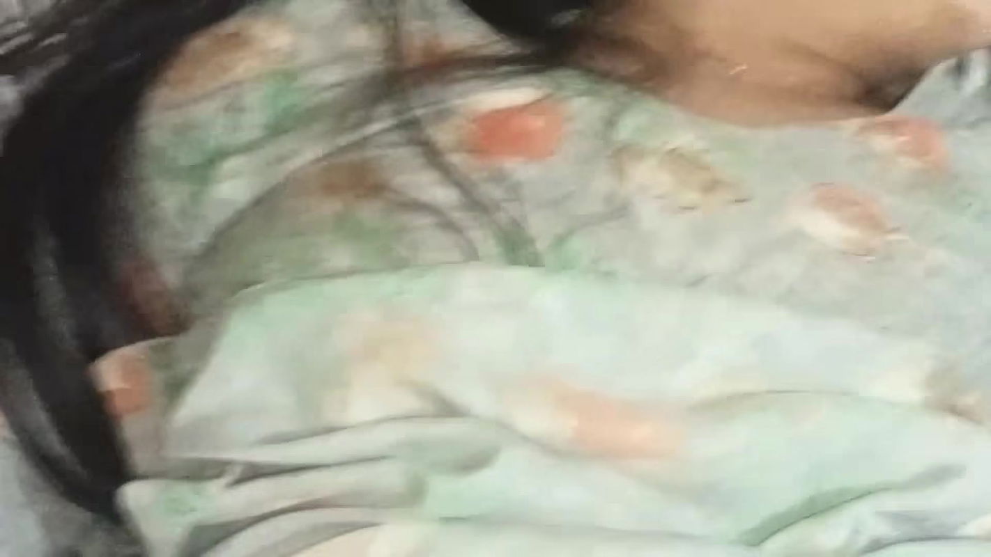 Chalak dever ne bhabhi ko ungli karte hue dekh uski pyass mita di Hindi audio.