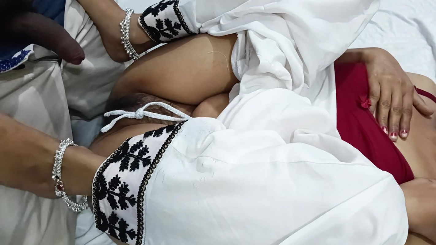 Desi bhabhi land ki bukhi hai