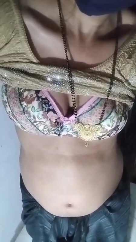 Desi wife solo masterbeating pussy