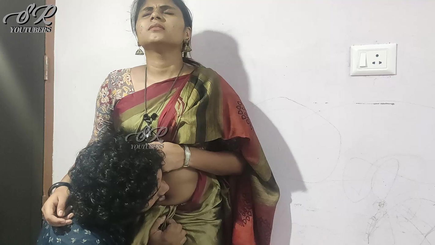 Vaishnavi – Saree Romance With Navel & Feet