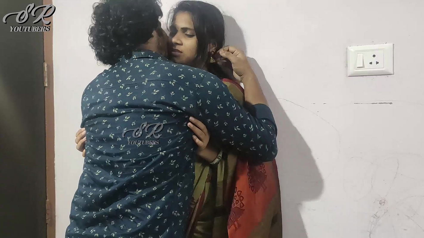 Vaishnavi – Saree Romance With Navel & Feet