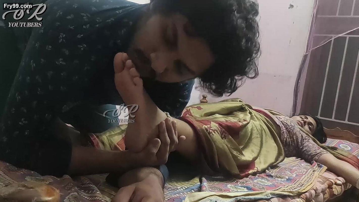 Vaishnavi – Saree Romance With Pressing & Feet