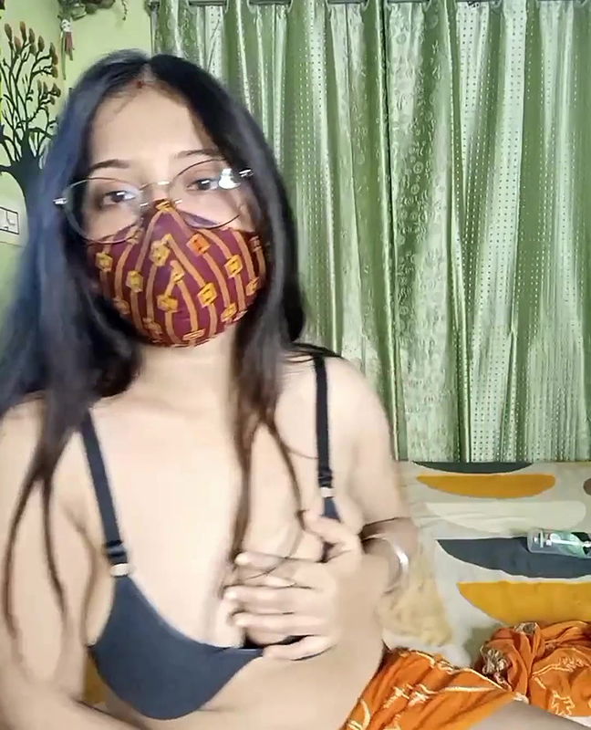 Lisa Bhabhi Showing Tits