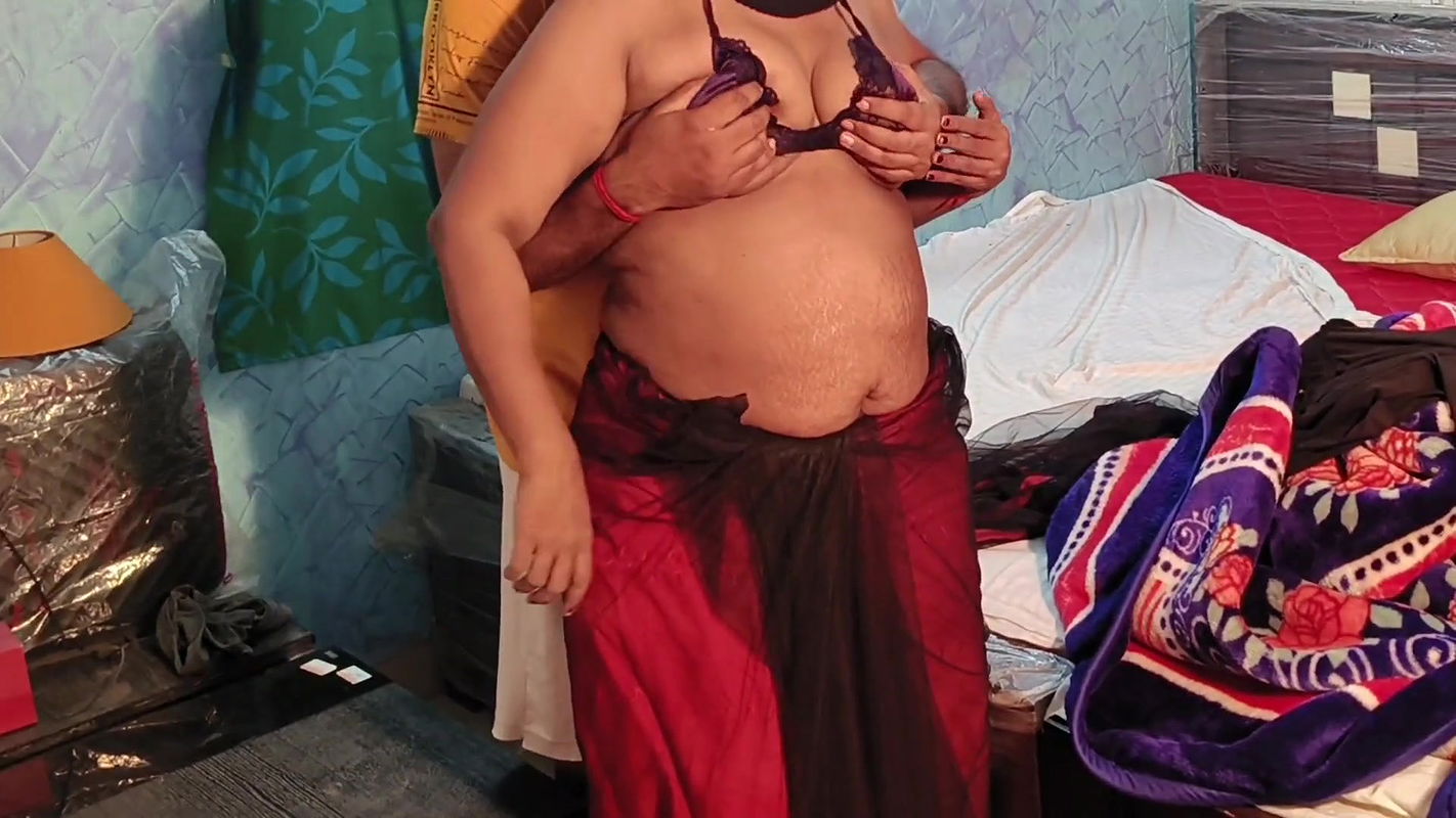 Exposing Hot Boobs and Navel Show