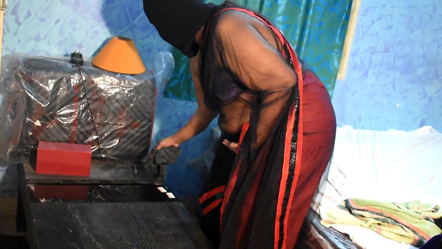 Exposing Hot Boobs and Navel Show