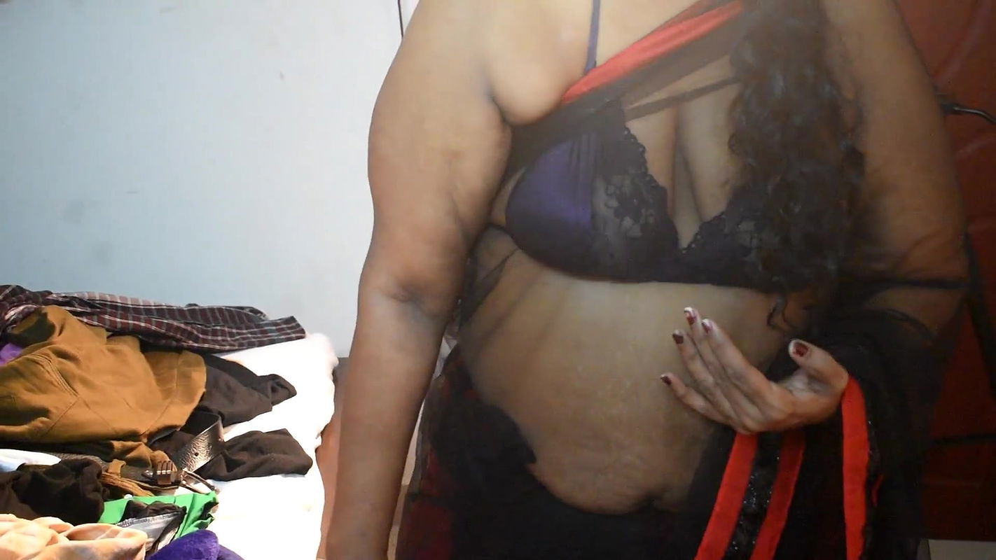 Exposing Hot Boobs and Navel Show